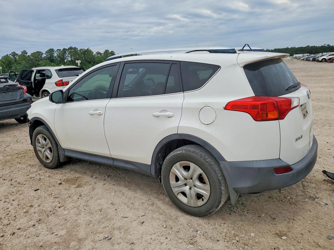 2014 TOYOTA RAV4 LE photo 4