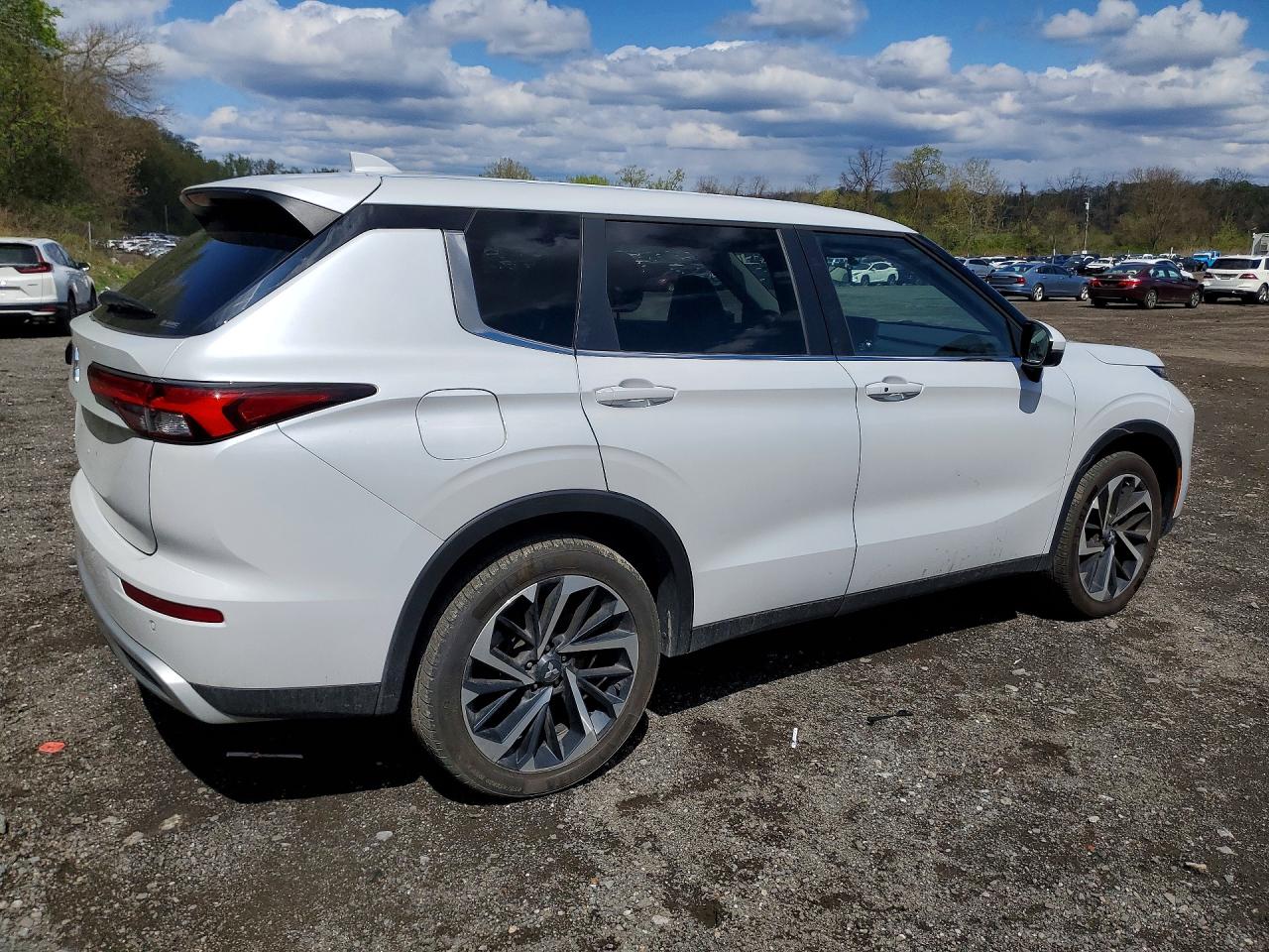 2024 MITSUBISHI OUTLANDER SE photo 3