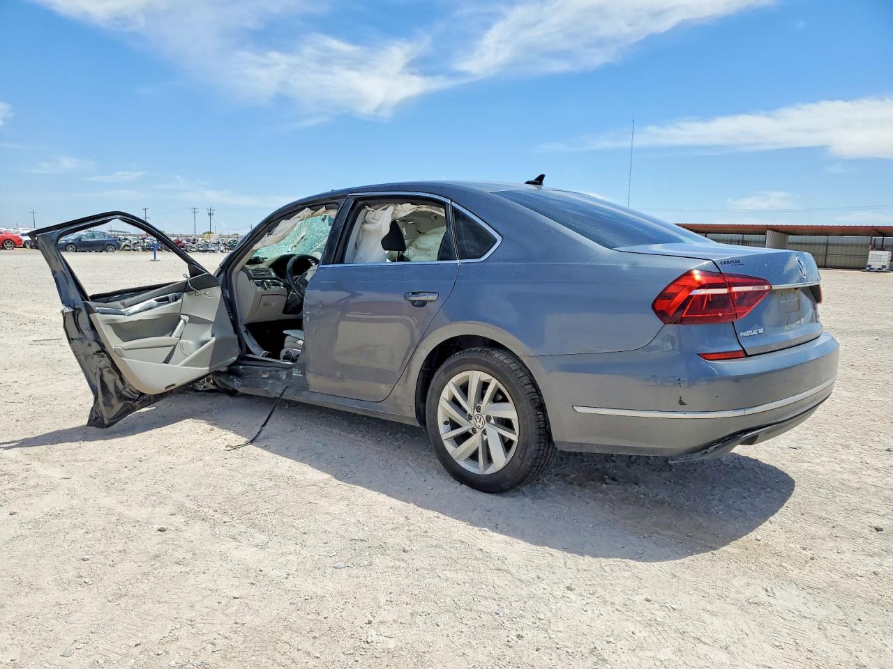 2018 VOLKSWAGEN PASSAT SE photo 3