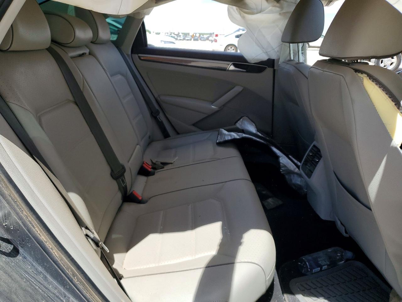 2018 VOLKSWAGEN PASSAT SE photo 19