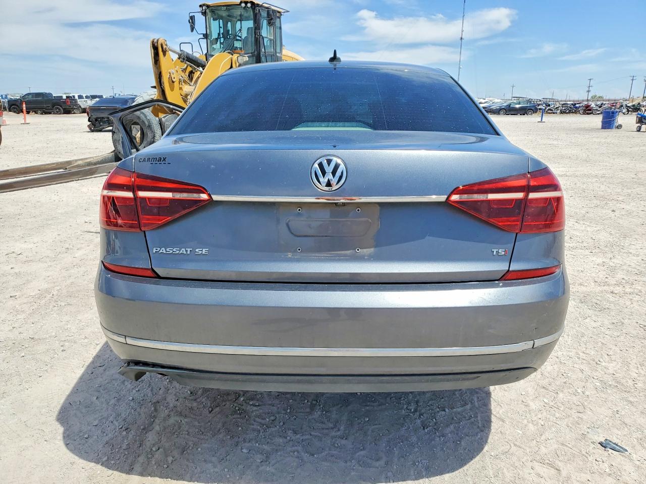 2018 VOLKSWAGEN PASSAT SE photo 11