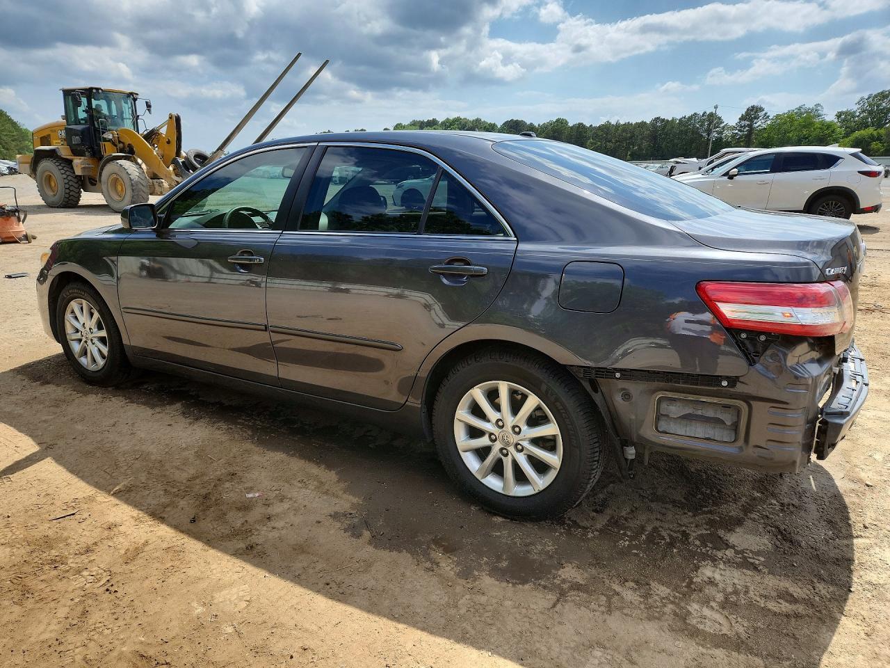 2011 TOYOTA CAMRY XLE photo 4