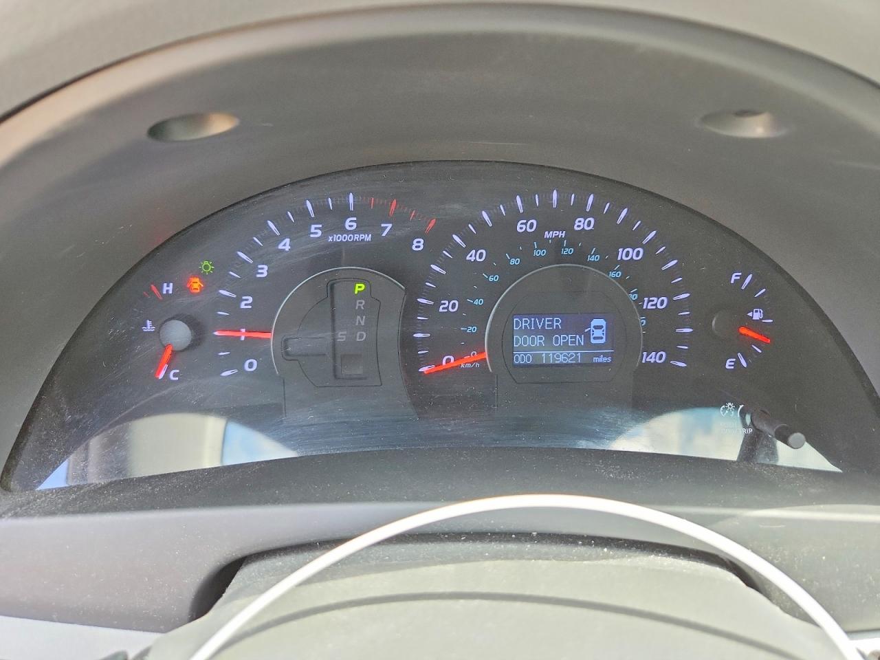 2011 TOYOTA CAMRY XLE photo 25