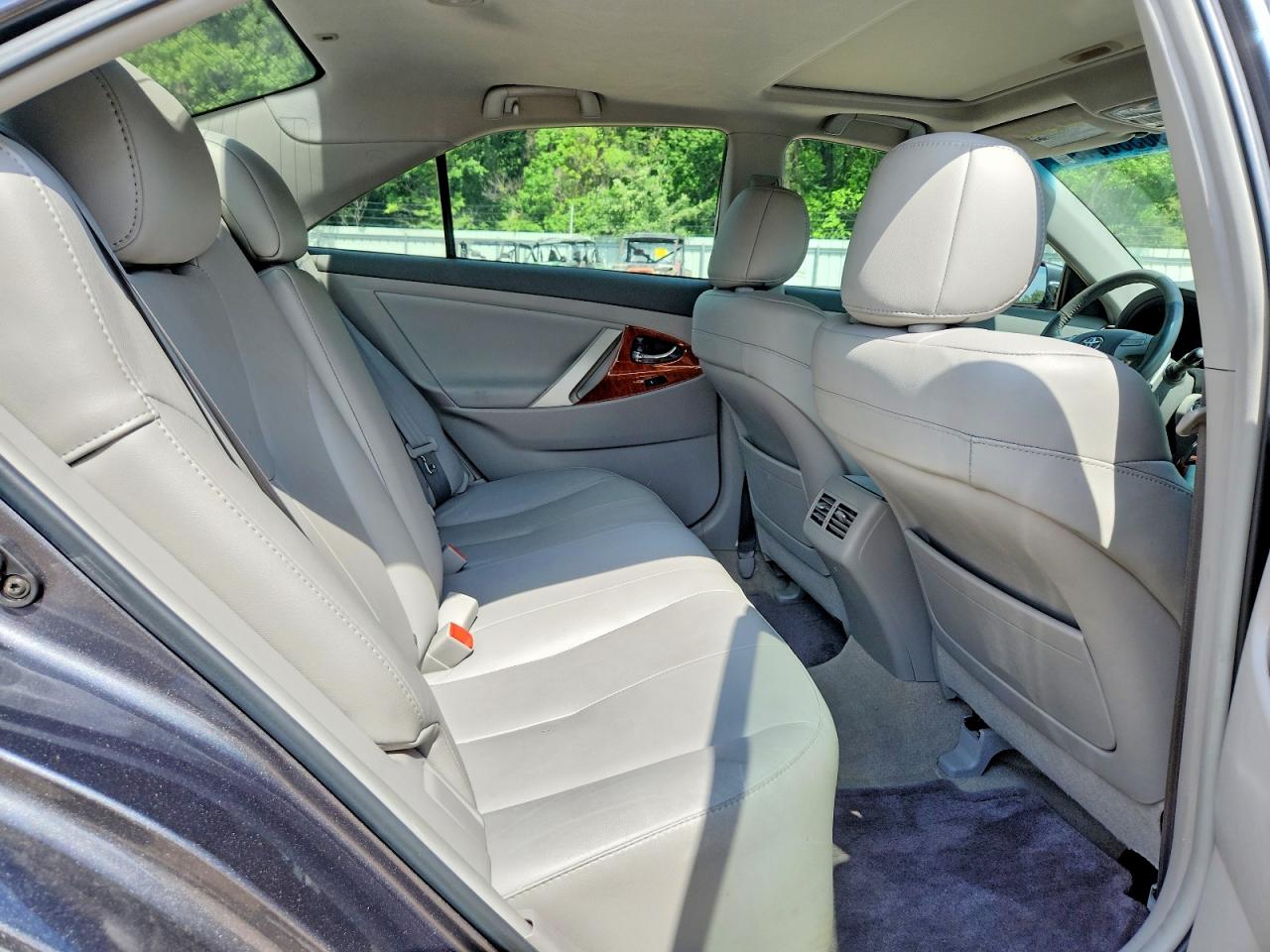 2011 TOYOTA CAMRY XLE photo 28