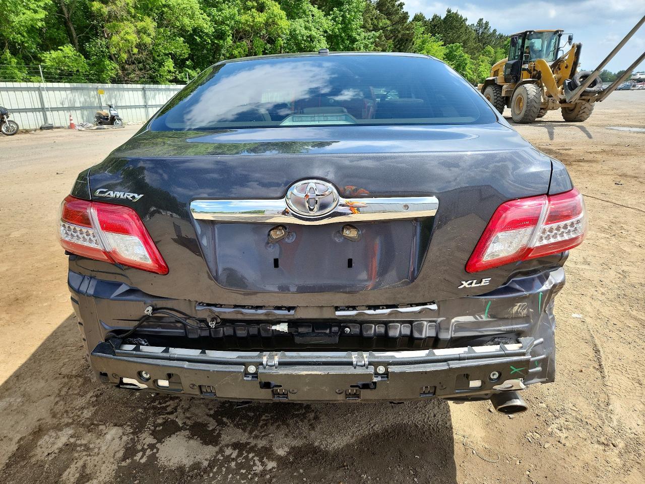 2011 TOYOTA CAMRY XLE photo 16