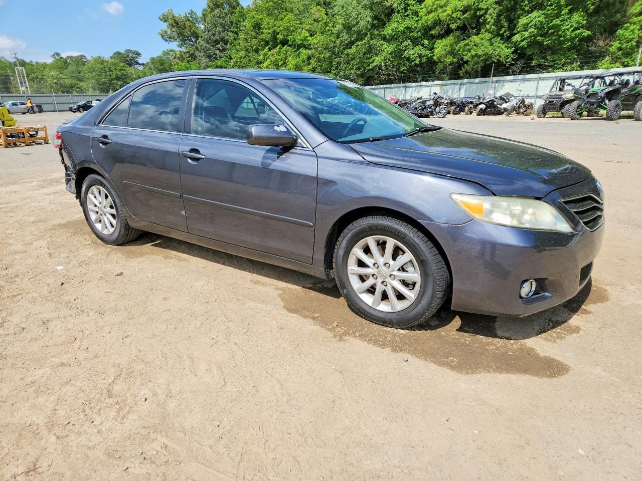 2011 TOYOTA CAMRY XLE photo 10