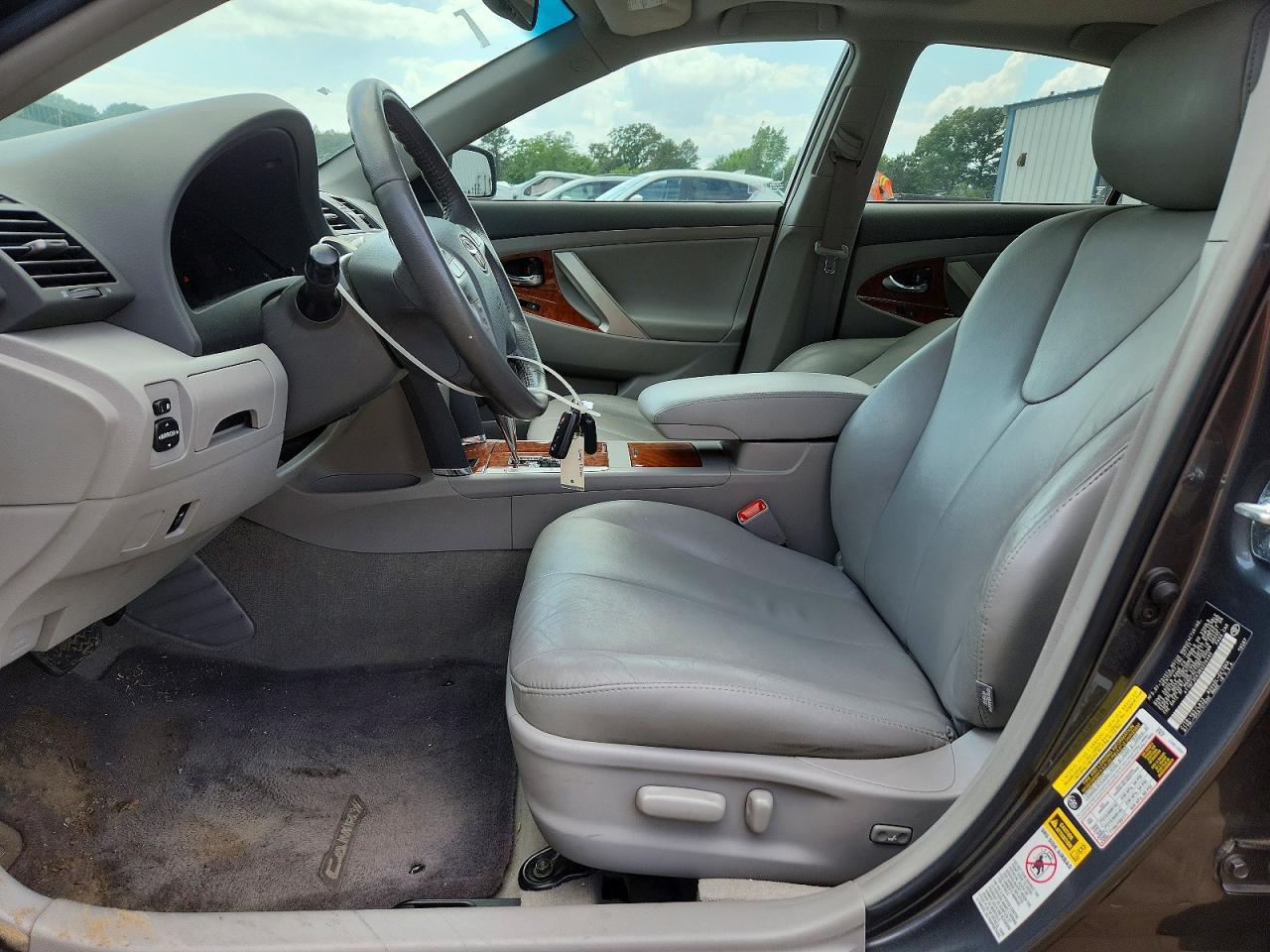 2011 TOYOTA CAMRY XLE photo 19