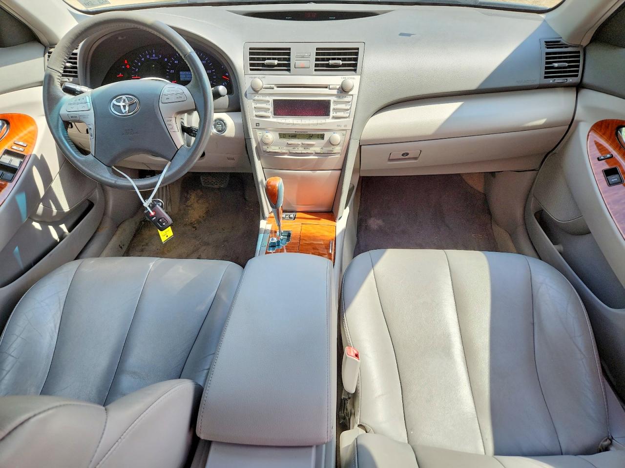 2011 TOYOTA CAMRY XLE photo 22