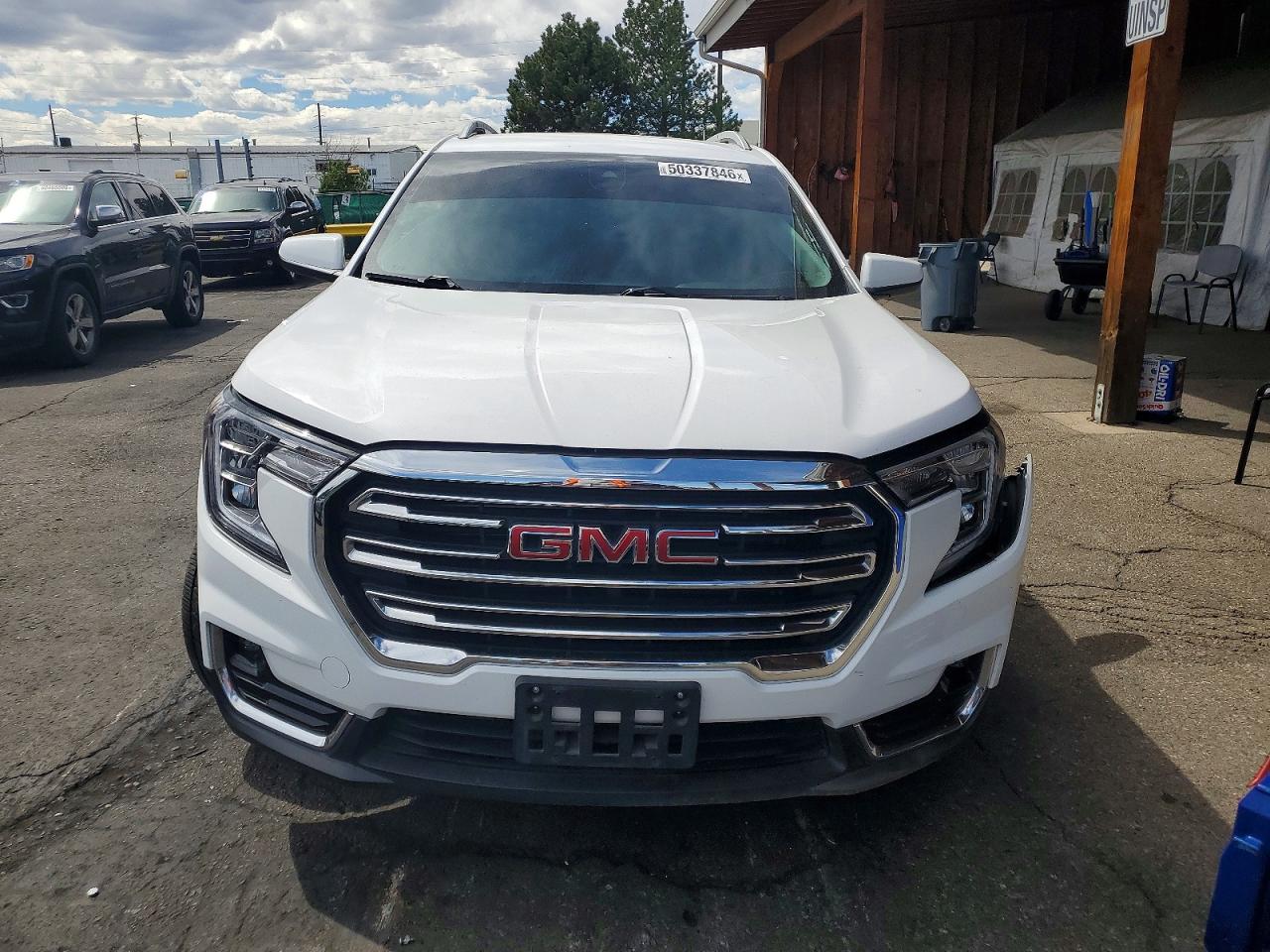2024 GMC TERRAIN SLT photo 13