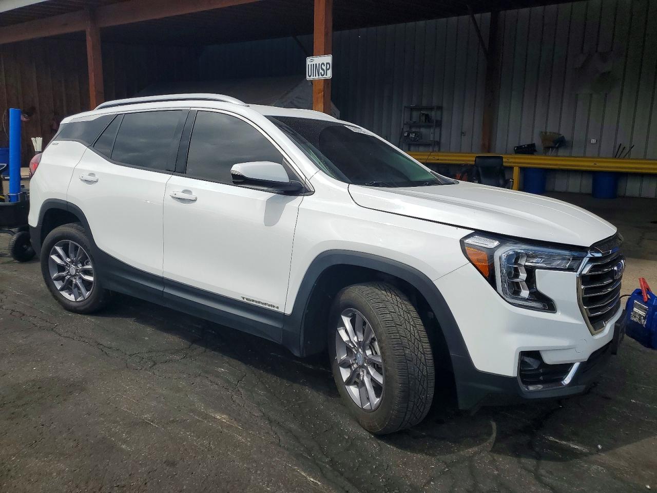 2024 GMC TERRAIN SLT photo 10