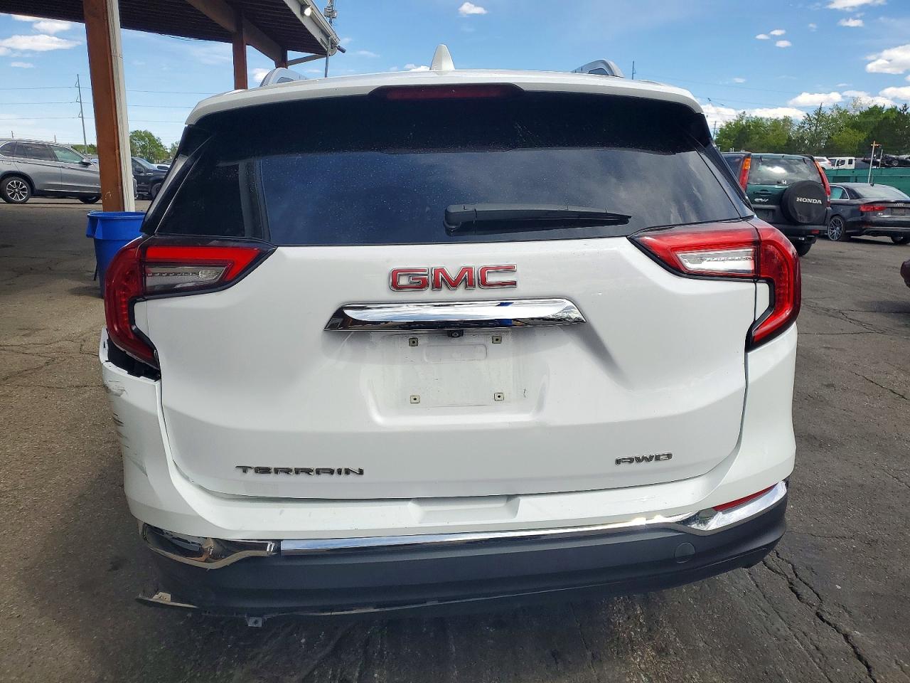 2024 GMC TERRAIN SLT photo 16