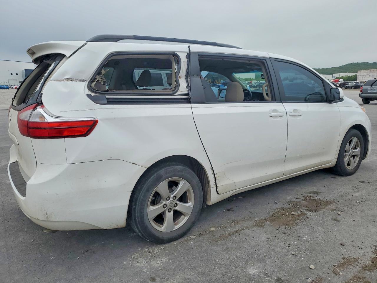 2015 TOYOTA SIENNA LE 8-PASSENGER photo 3