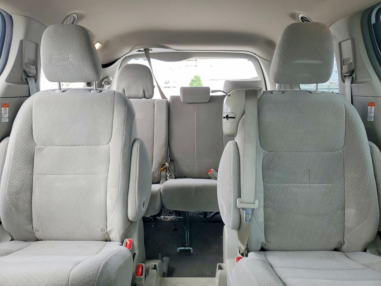 2015 TOYOTA SIENNA LE 8-PASSENGER photo 10