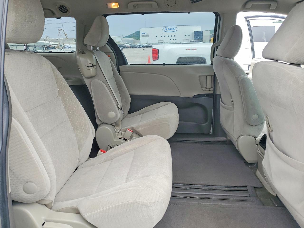 2015 TOYOTA SIENNA LE 8-PASSENGER photo 11