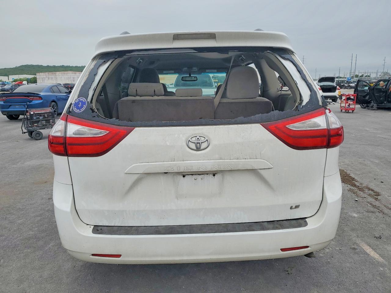 2015 TOYOTA SIENNA LE 8-PASSENGER photo 6