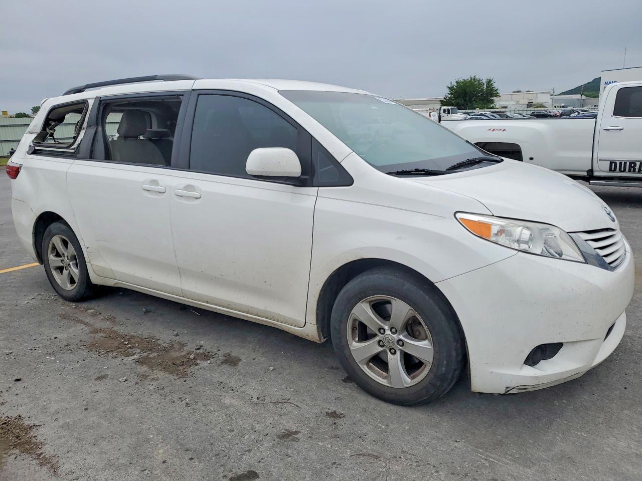 2015 TOYOTA SIENNA LE 8-PASSENGER photo 4