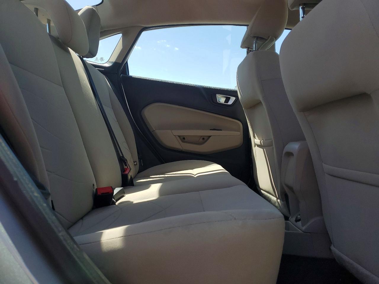 2015 FORD FIESTA SE photo 19