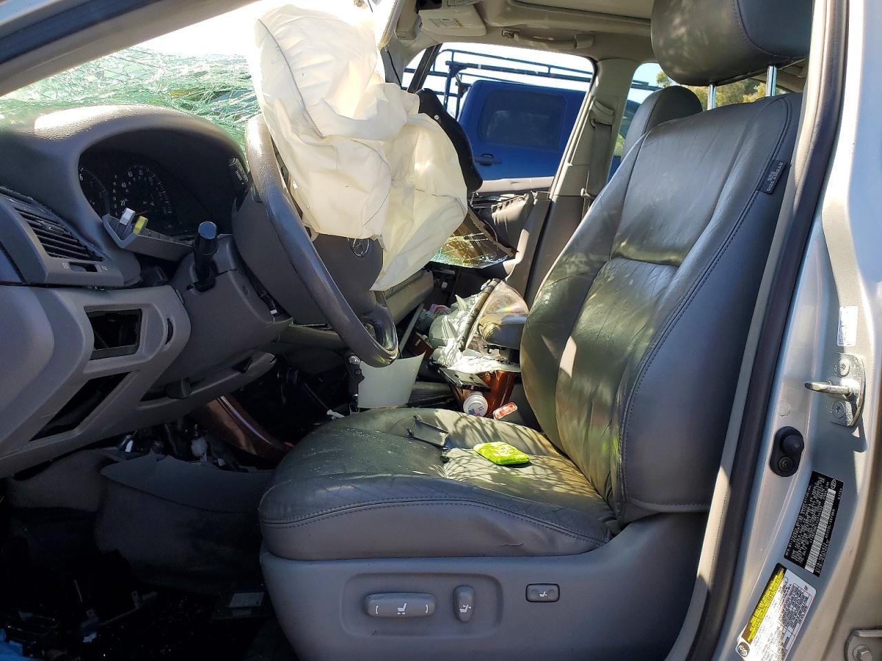 2004 TOYOTA CAMRY XLE photo 13