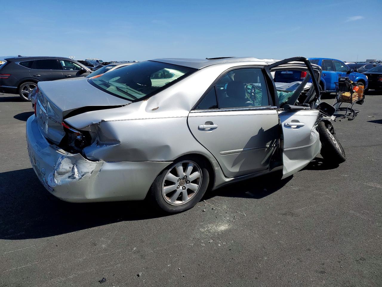 2004 TOYOTA CAMRY XLE photo 5