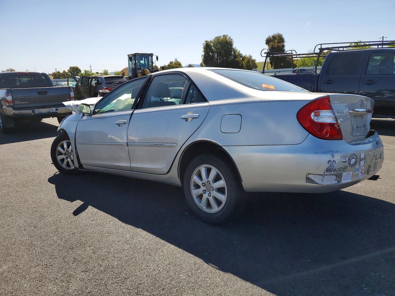 2004 TOYOTA CAMRY XLE photo 3