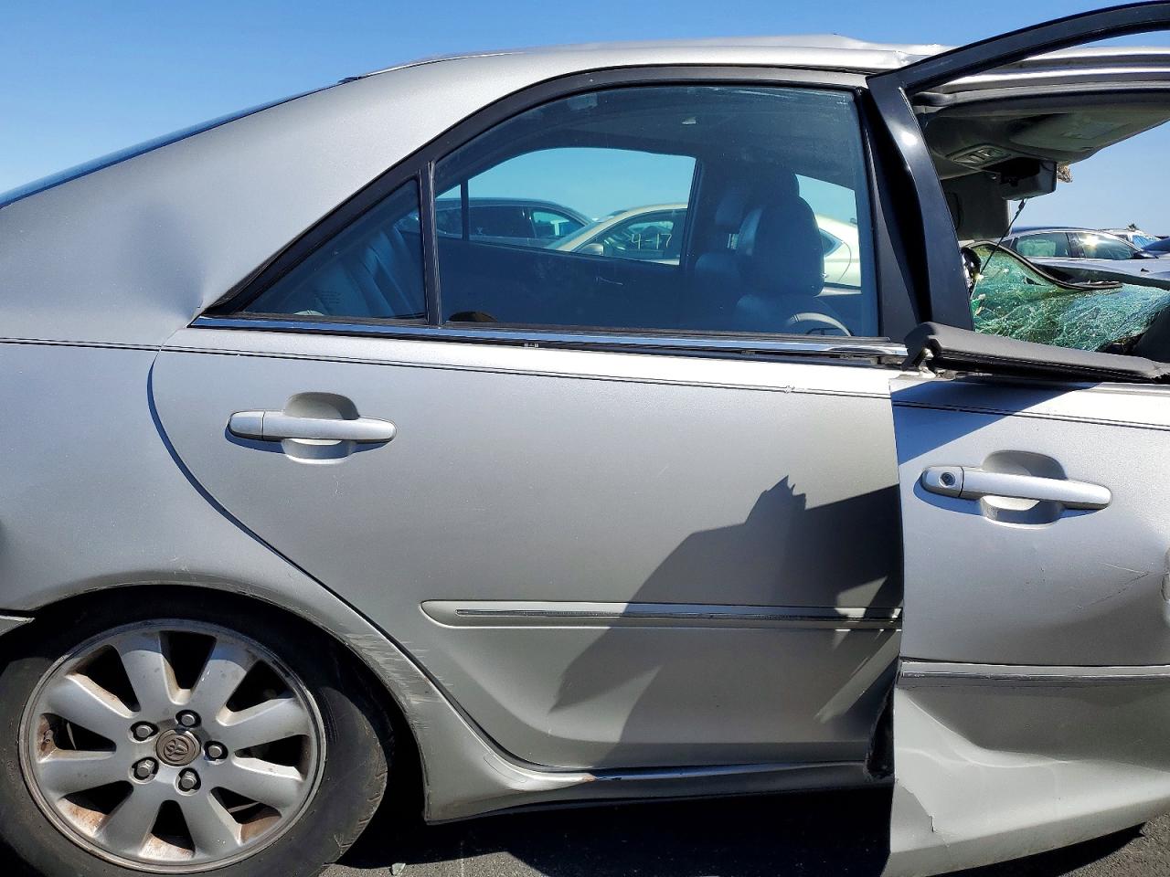 2004 TOYOTA CAMRY XLE photo 19