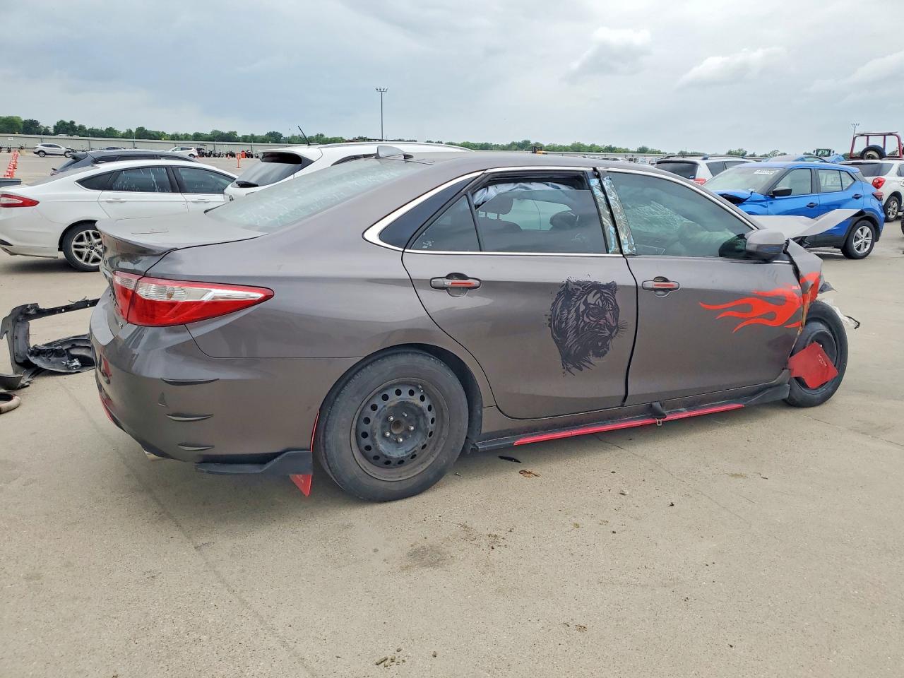 2016 TOYOTA CAMRY SE photo 5