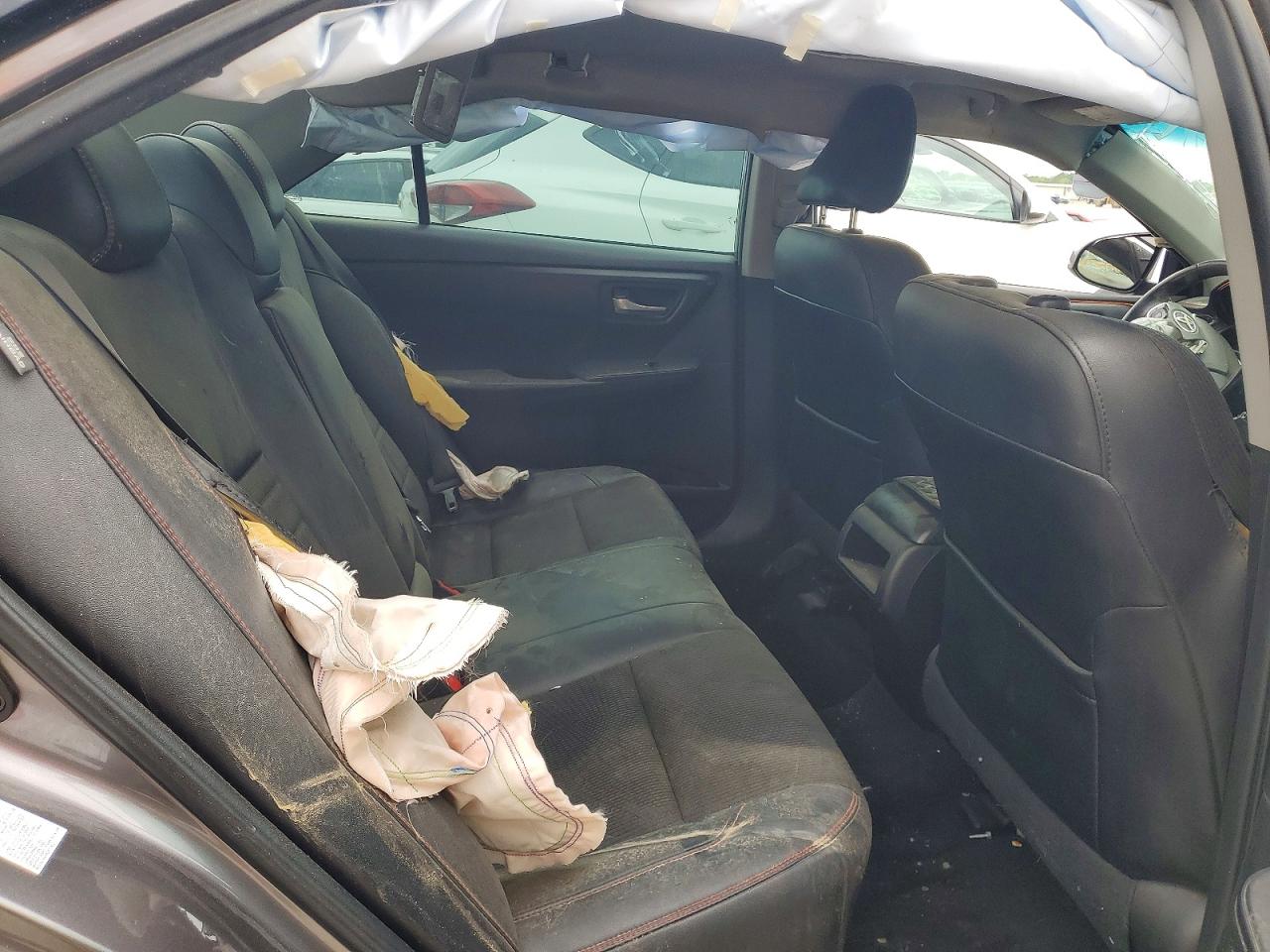 2016 TOYOTA CAMRY SE photo 19