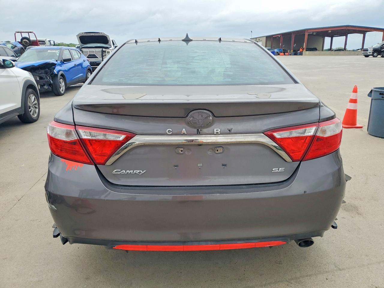 2016 TOYOTA CAMRY SE photo 11