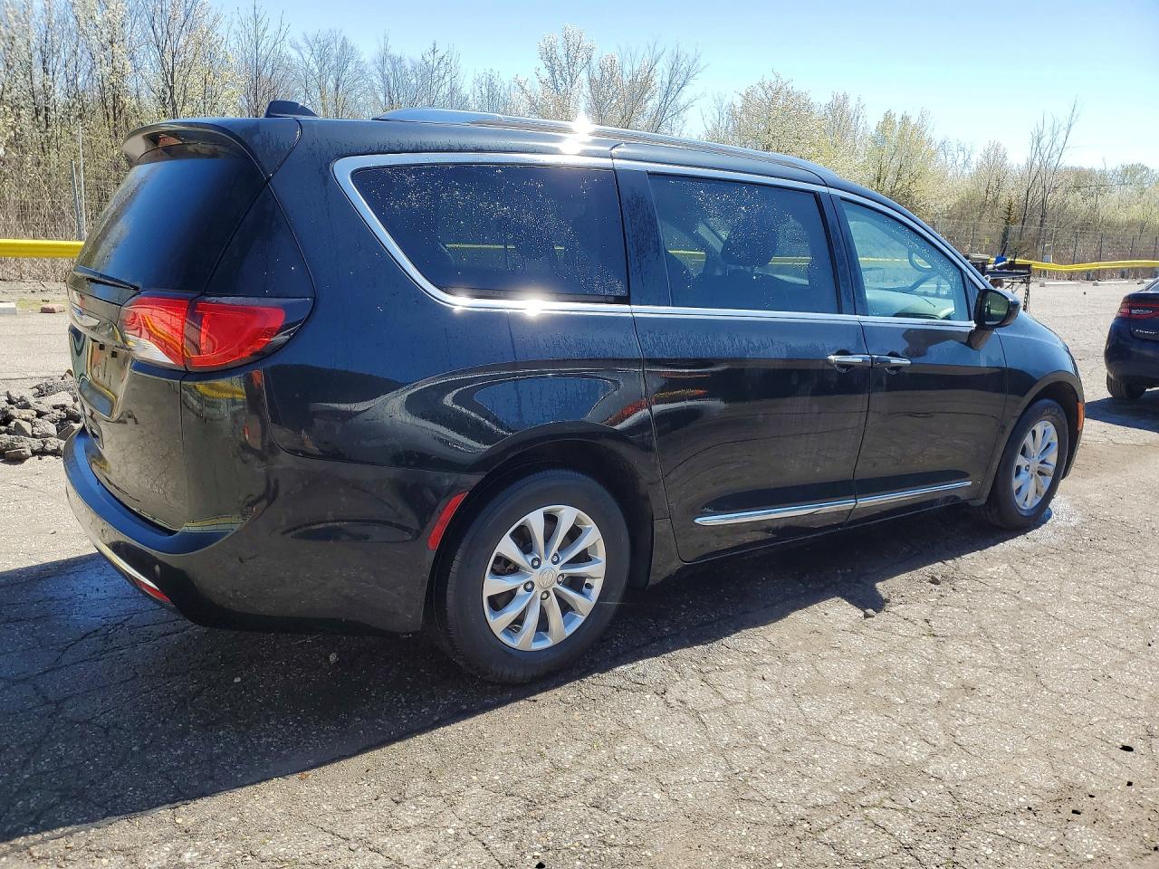 2019 CHRYSLER PACIFICA TOURING L photo 5
