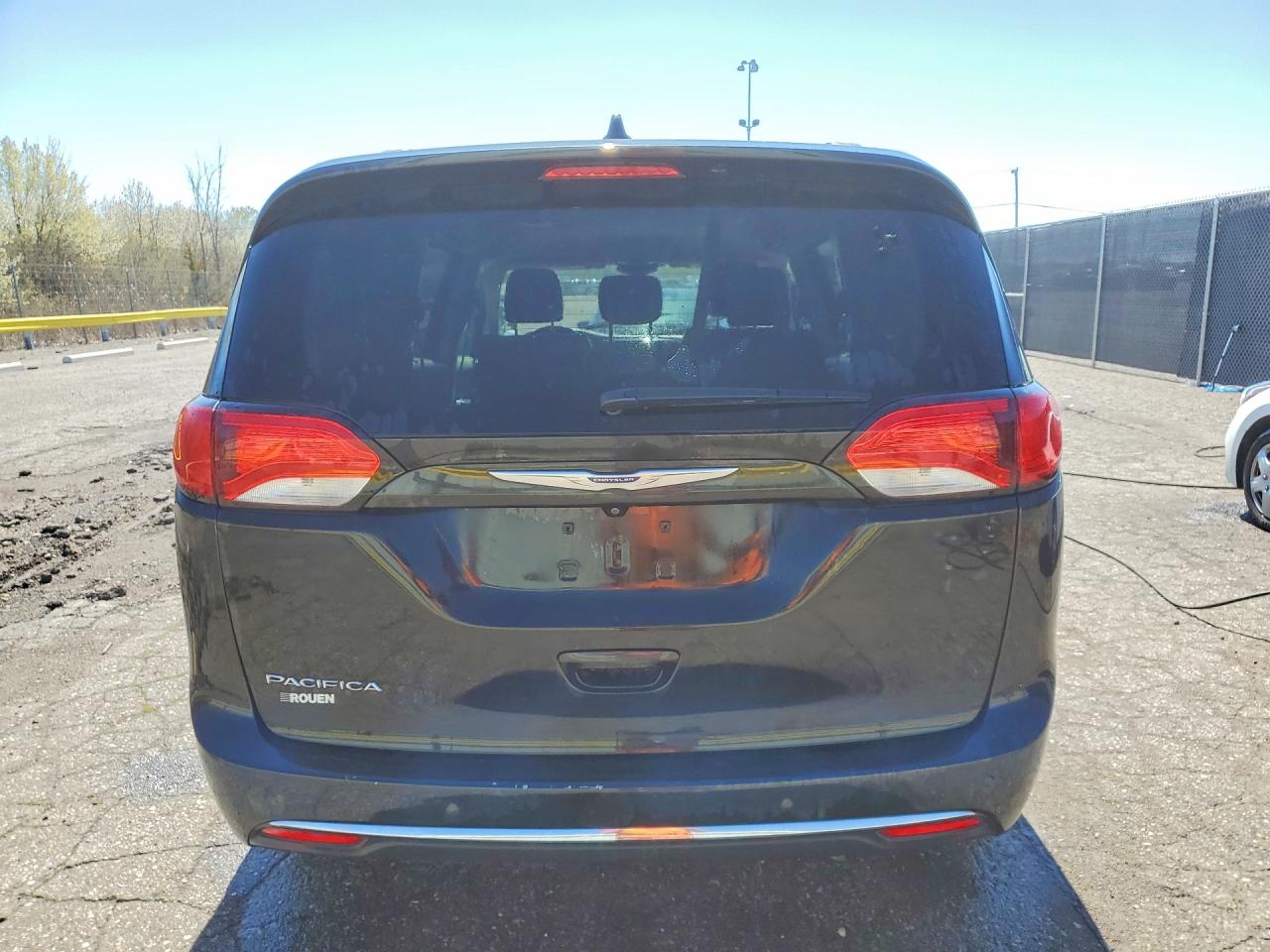 2019 CHRYSLER PACIFICA TOURING L photo 11