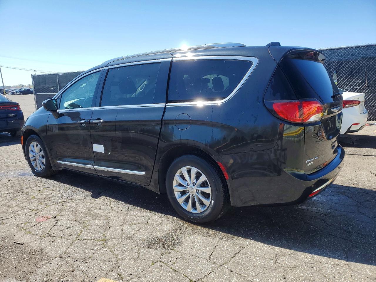 2019 CHRYSLER PACIFICA TOURING L photo 3