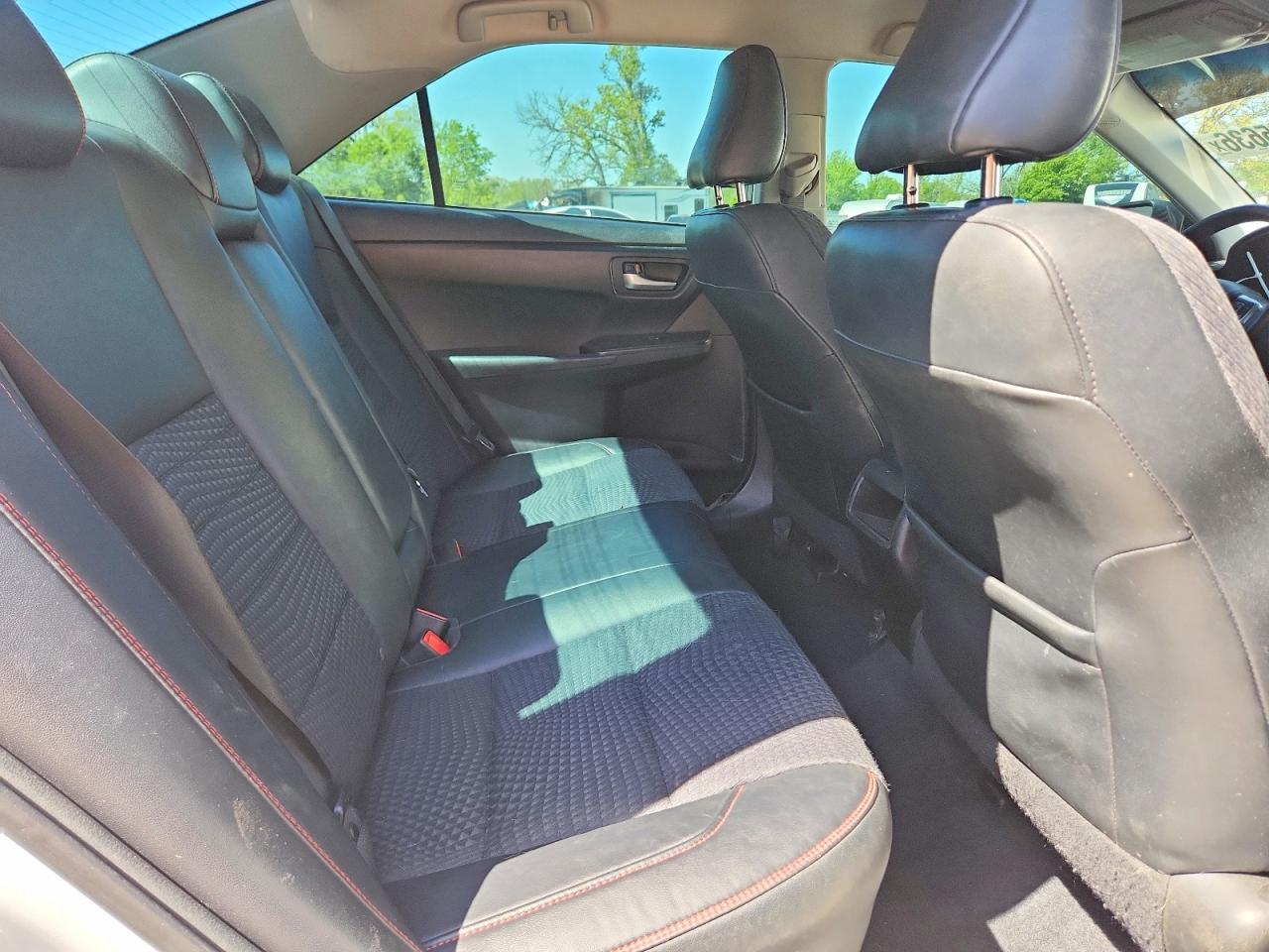2015 TOYOTA CAMRY SE photo 28