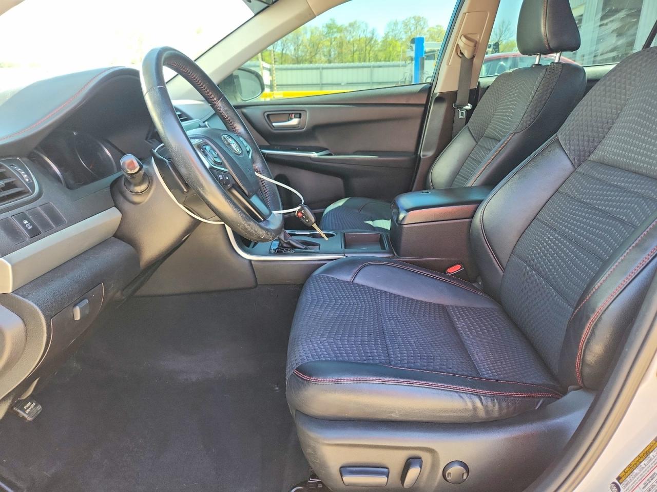 2015 TOYOTA CAMRY SE photo 19
