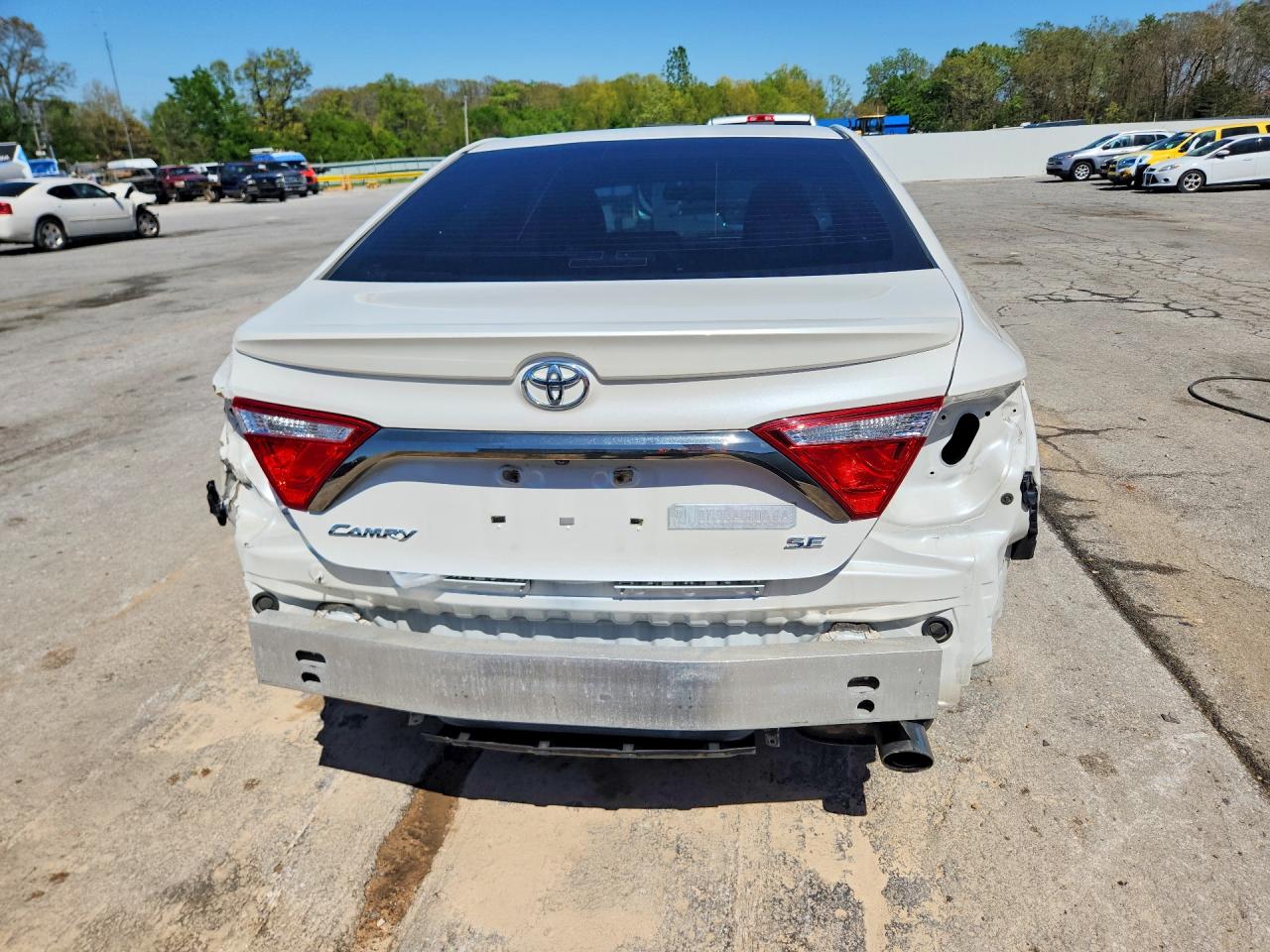 2015 TOYOTA CAMRY SE photo 16