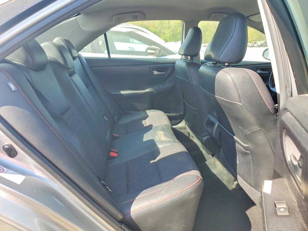 2016 TOYOTA CAMRY SE photo 19