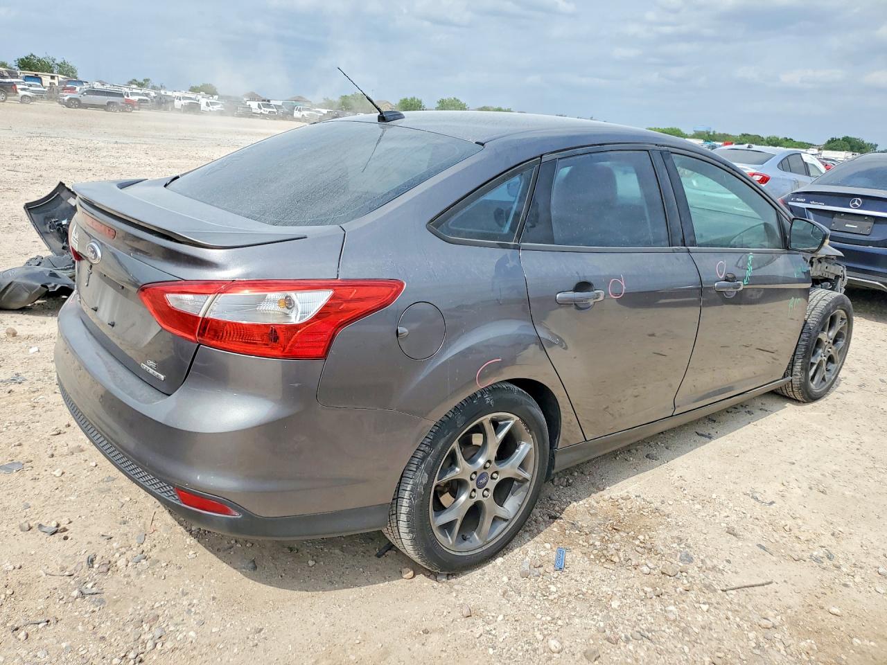 2014 FORD FOCUS SE photo 3