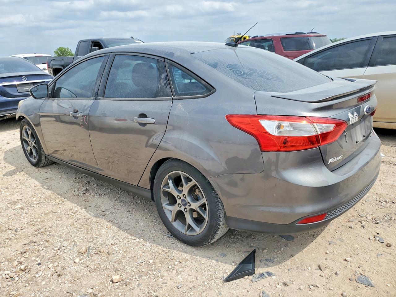 2014 FORD FOCUS SE photo 2
