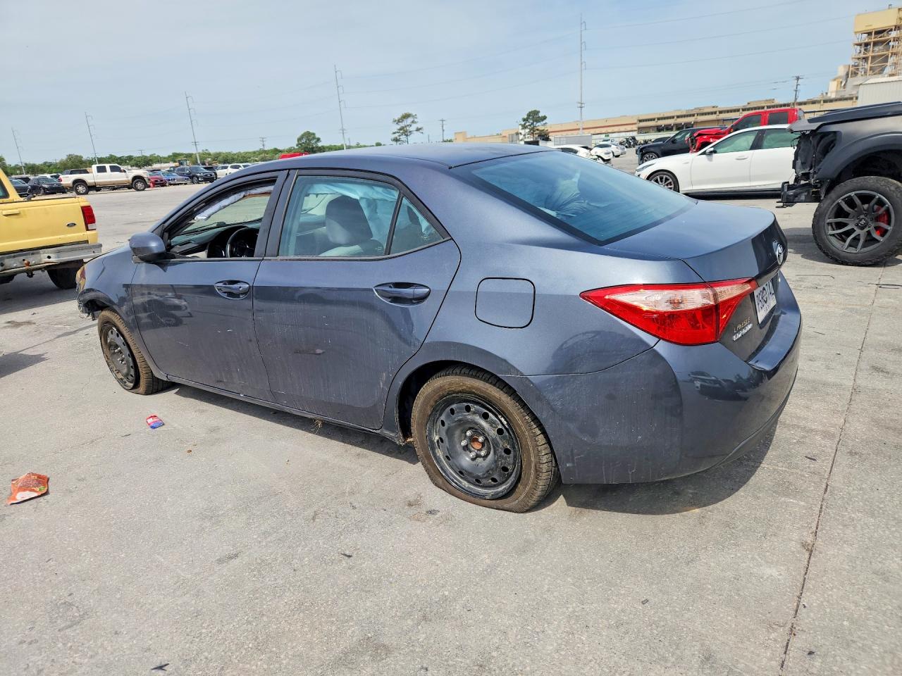 2018 TOYOTA COROLLA LE photo 3