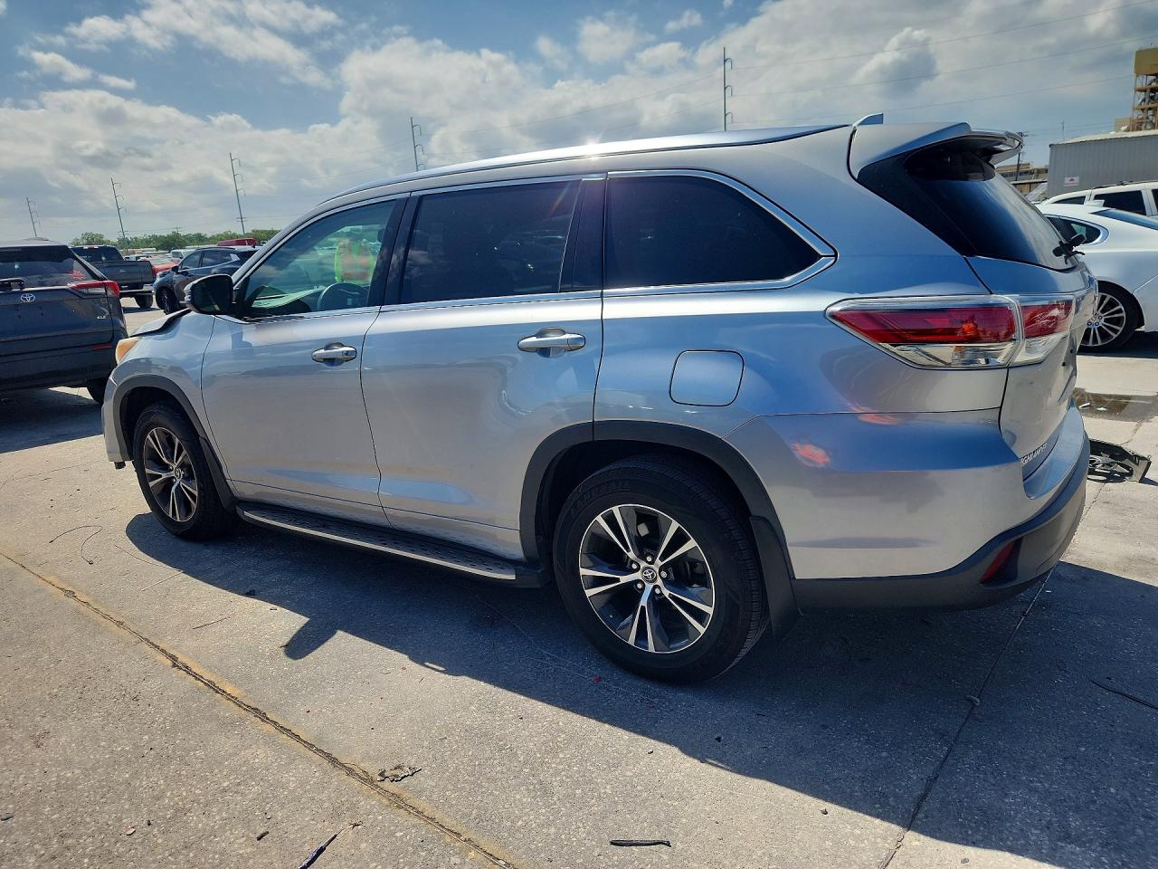 2016 TOYOTA HIGHLANDER XLE photo 2