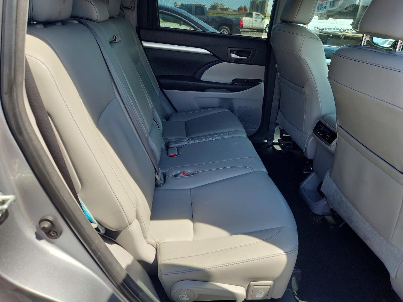 2016 TOYOTA HIGHLANDER XLE photo 11