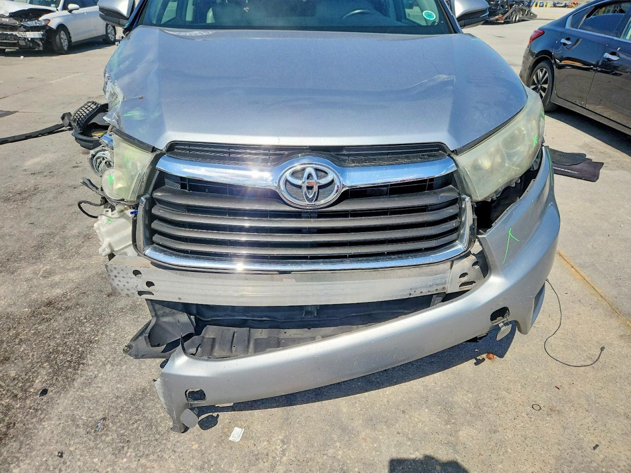 2016 TOYOTA HIGHLANDER XLE photo 12