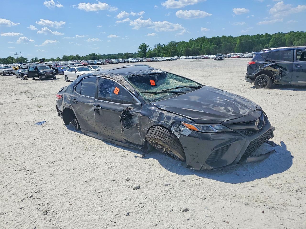 2018 TOYOTA CAMRY SE photo 4