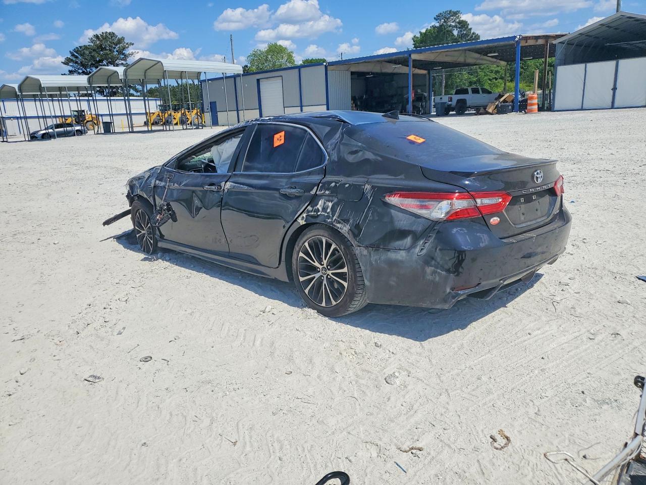 2018 TOYOTA CAMRY SE photo 2