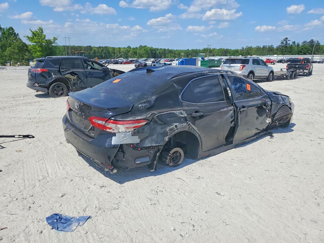 2018 TOYOTA CAMRY SE photo 3