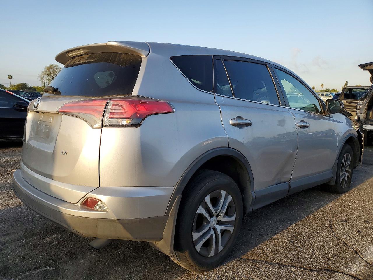 2018 TOYOTA RAV4 LE photo 5