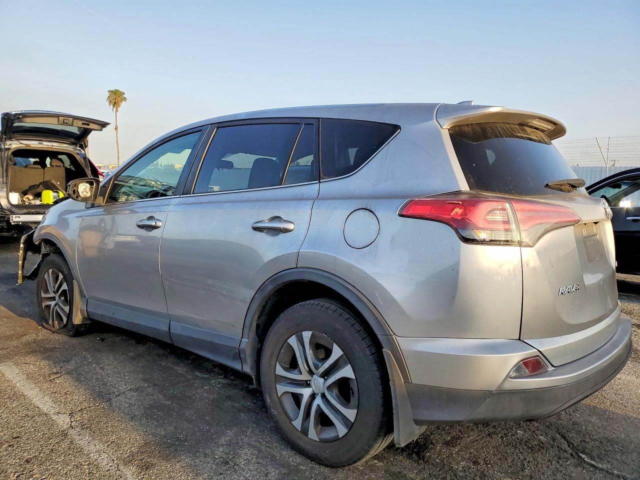 2018 TOYOTA RAV4 LE photo 3