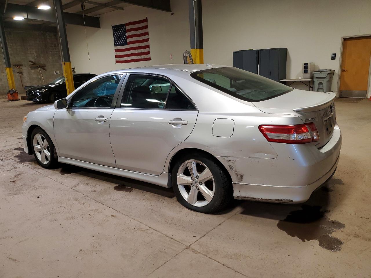 2011 TOYOTA CAMRY SE photo 3