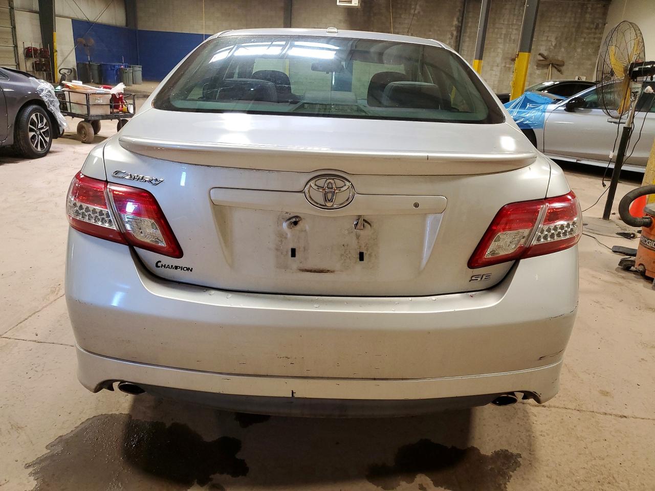 2011 TOYOTA CAMRY SE photo 11