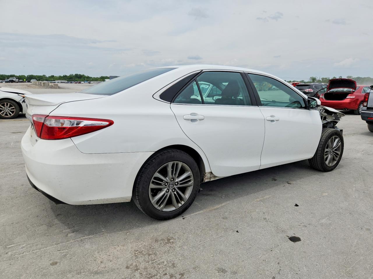 2017 TOYOTA CAMRY SE photo 3