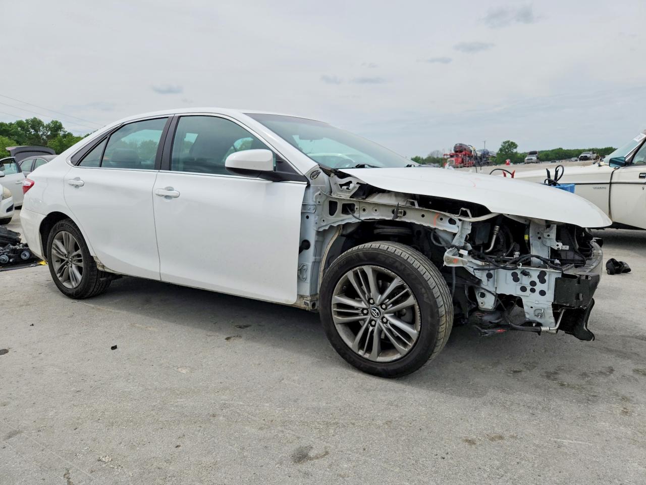 2017 TOYOTA CAMRY SE photo 4